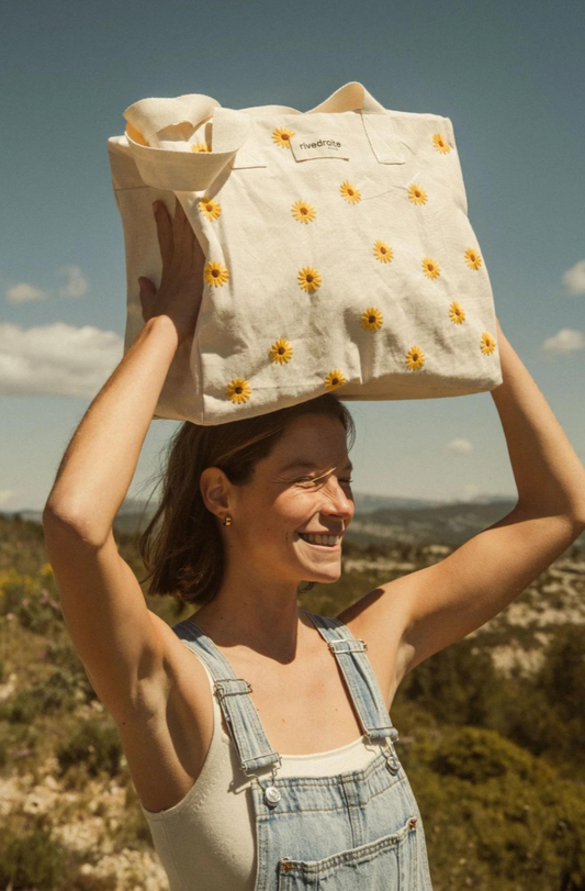 Embroidered with fine sunflowers delicately scattered on recycled cotton canvas, Célestin becomes the bag for all summer escapades. Made with recycled cotton and upcycled polycotton from end-of-stock textile industry fabrics. Designed in Paris, France and made in Casablanca, Morocco.