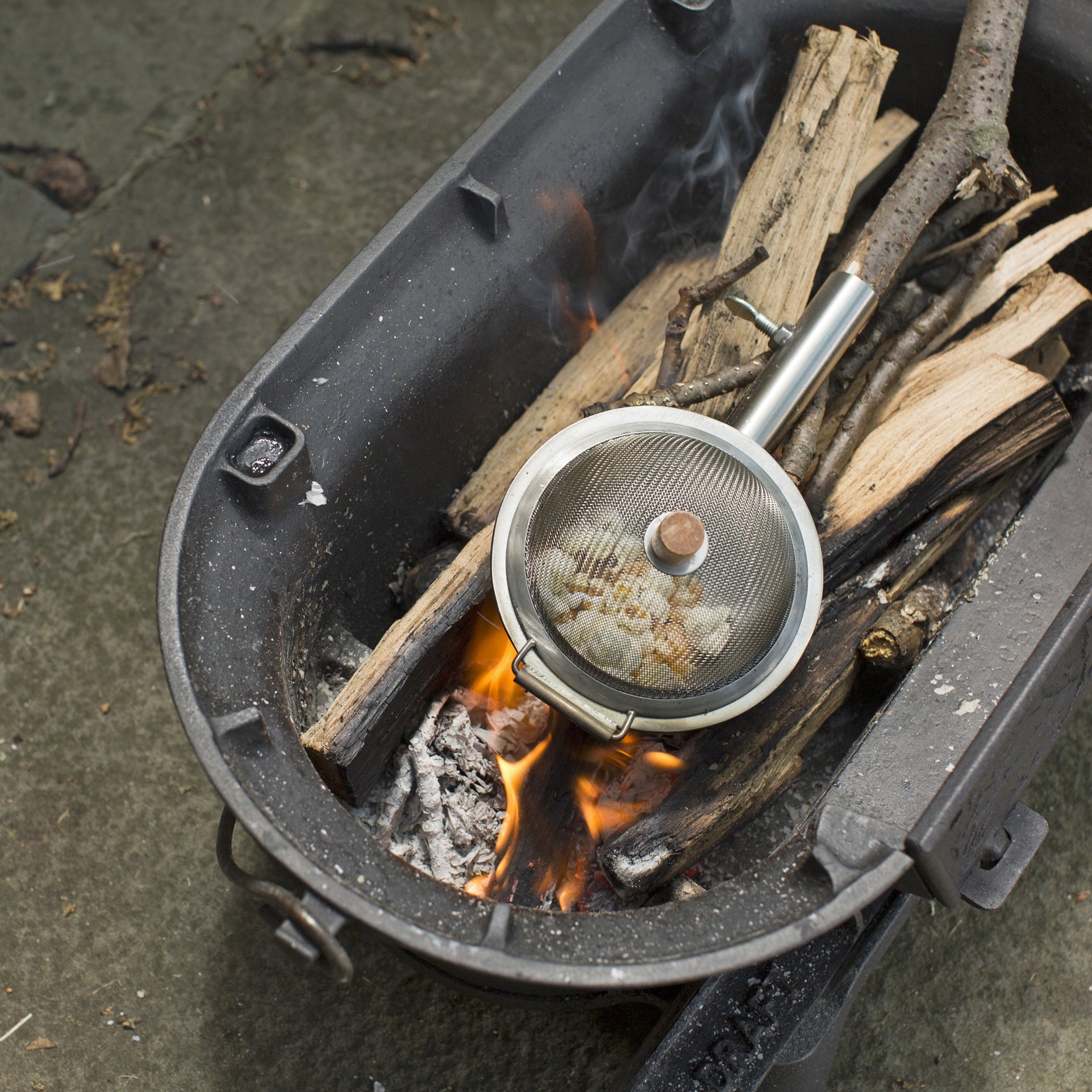 Nothing says good times like a fresh-popped bowl of popcorn around the fire, and with the Huckleberry Popcorn Maker, the whole process is a blast from start to finish! All you need is a campfire or fireplace to get the oil sizzling and the kernels popping. 