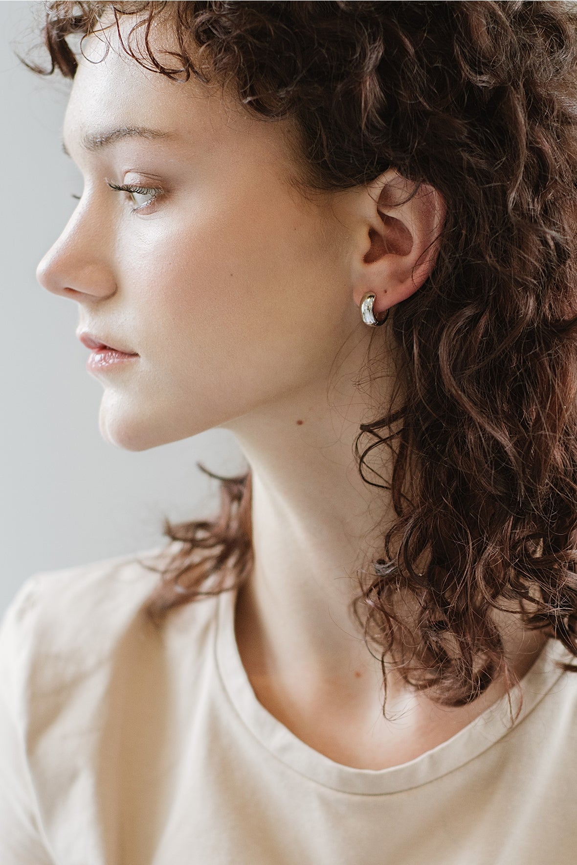 Light-weight small hinged hoops with the perfect bold proportions. 
Made with sterling silver by Kara Yoo.