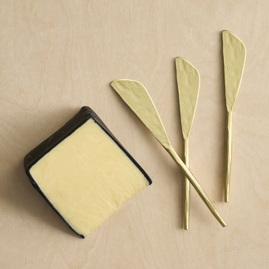 Small, blunt-edged knives, that come in a hammered brass finish, are just what's needed to gently cover bread or crackers with butter, soft cheese, dips or jam.

Handcrafted from Stainless Steel.