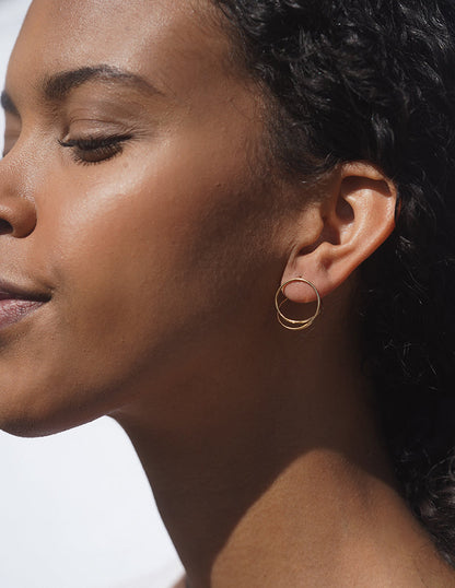 baleen oro / Abstract studs that take on a different shape from every angle. Gold vermeil - 14k plated over sterling silver.
