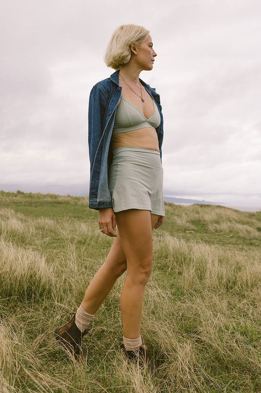 A flattering high waisted sport skirt made from breathable hemp jersey. Slightly stretchy for maximum comfort and a wide range of movement with a swingy and flattering fit.  Hemp and cotton blend by Jungmaven.