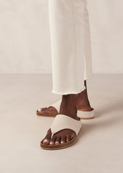 The Ivy is a thong sandal crafted from cream nubuck leather with wide straps and molded insoles. From day duties to casual evening events, this minimalist style is one for all-day wear. And thanks to its soft footbeds, you know the comfort is guaranteed. Sustainably made in Spain.