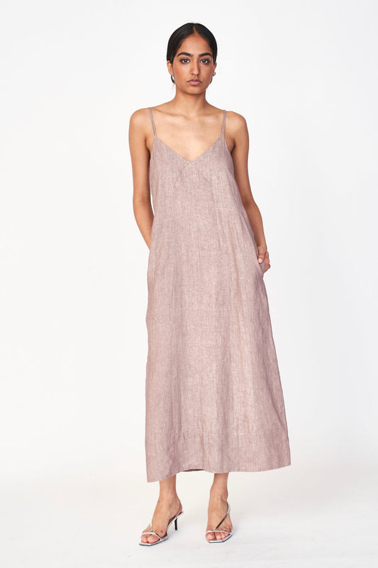 mirth como dress / An easy, 100% linen slip dress with a straight fit and deep V neckline for an effortlessly beautiful look. Oh, and it has pockets! Dress ethically made in India.