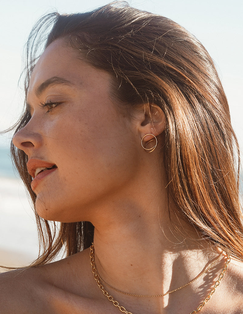 baleen oro / Abstract studs that take on a different shape from every angle. Gold vermeil - 14k plated over sterling silver.
