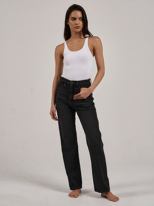 The Pulp Jean has a high rise with a cropped leg. This timeless cut and color will always save you on those days when you just don't know what to wear. Made with 100% Organic Cotton and design in Byron Bay, Australia.