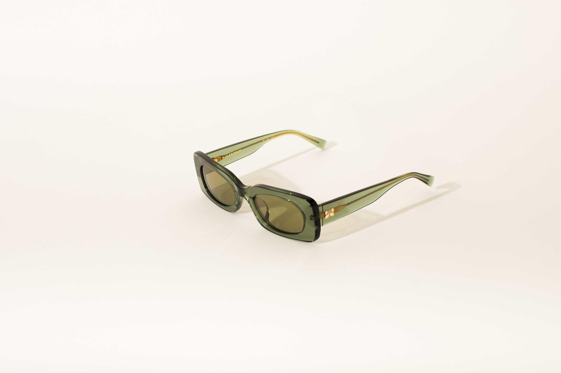 Studied casual but make it pop. The Iris is a postmodern twist on the classic rectangular frame, with a range of earthy to ethereal colors guaranteed to make your heart sing.
wolfspout iris